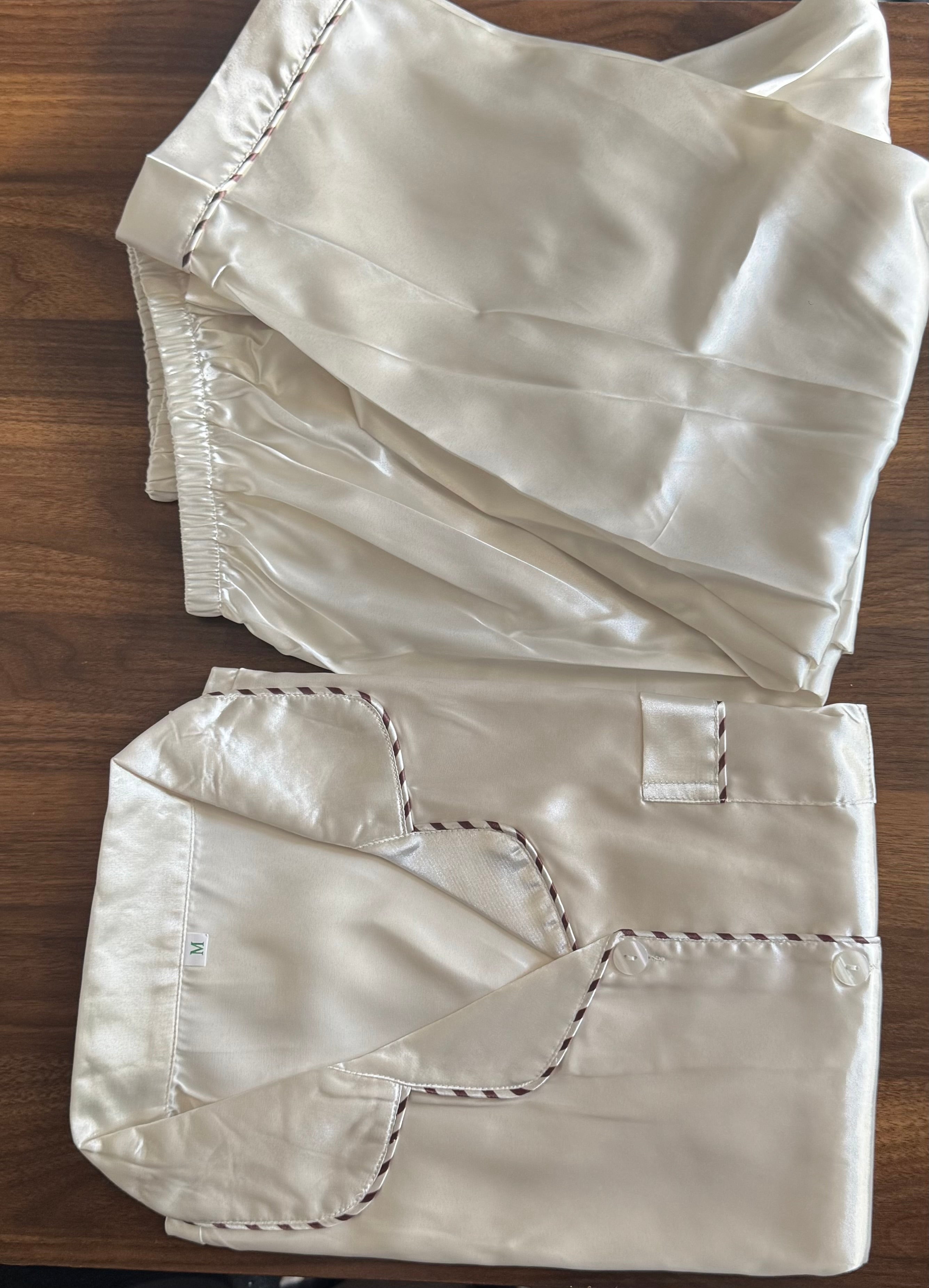 Pijama de Dama de Seda Crema Elegante