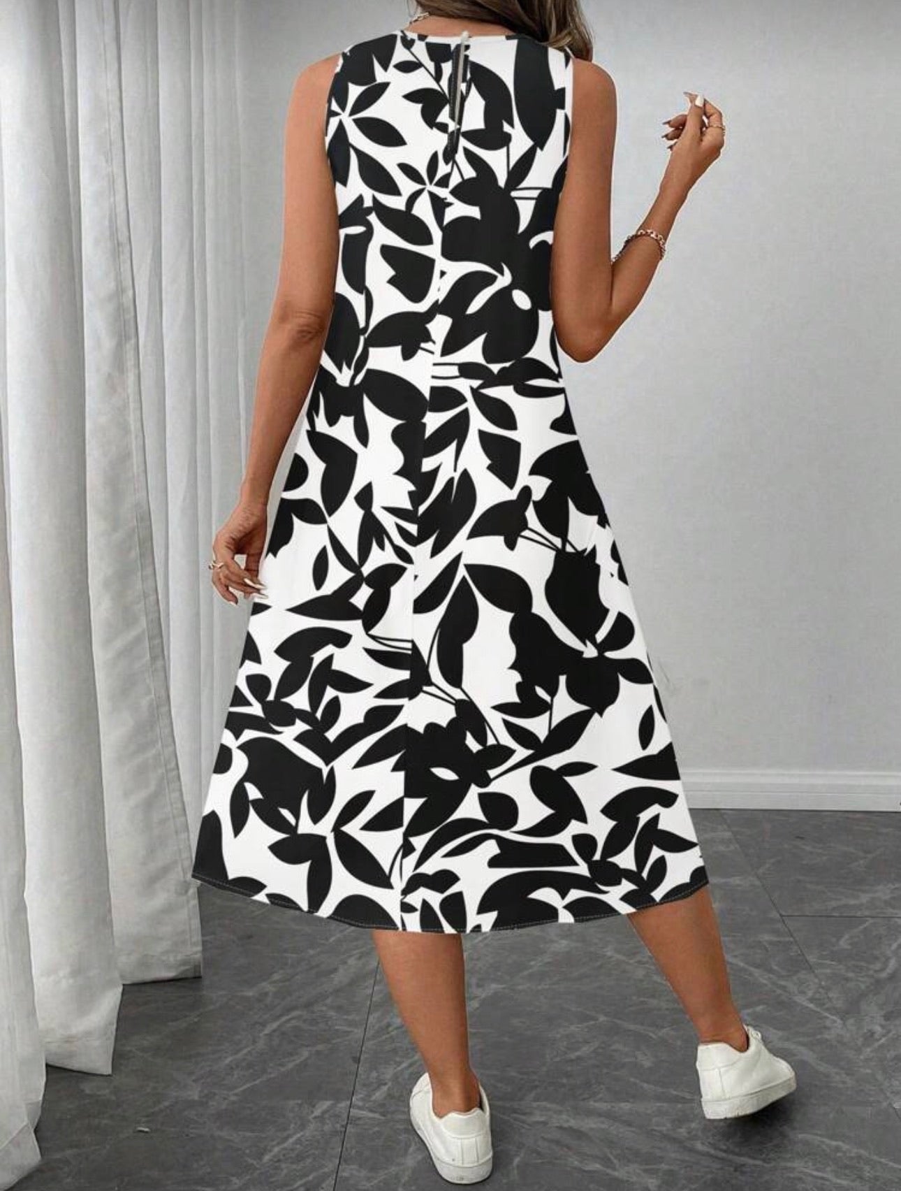 Vestido Femenino Monochrome Leaf Flow