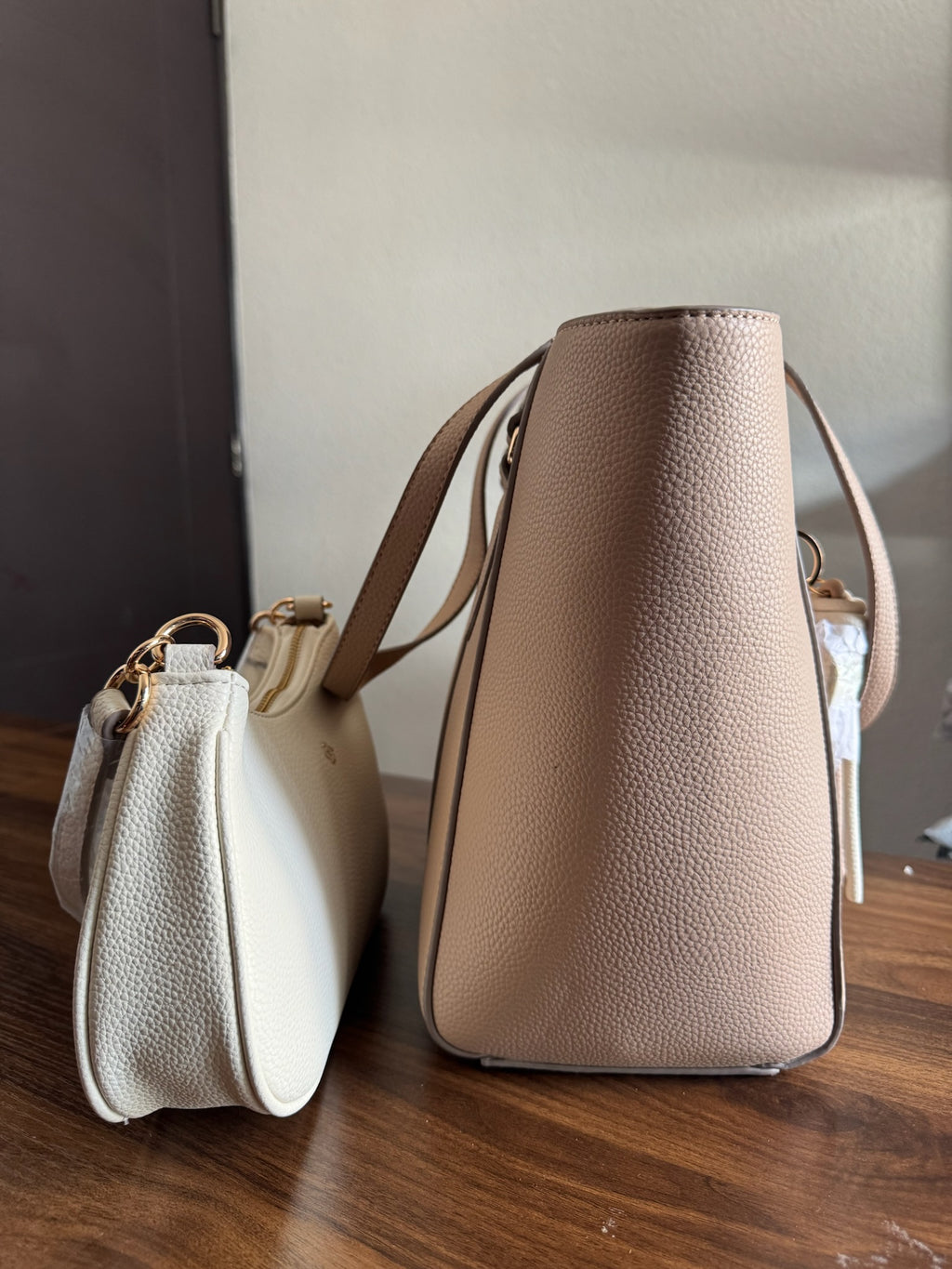 Bolsa Nannette Lepore Duo Chic Nude & White
