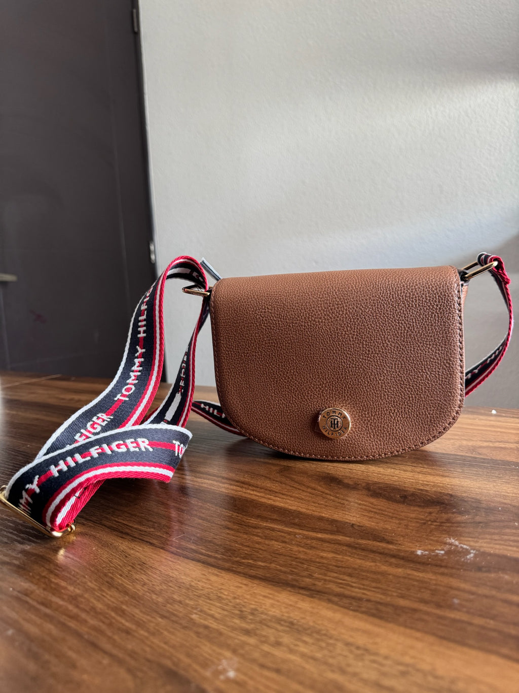 Bolsa Tommy Essential Crossbody Brown
