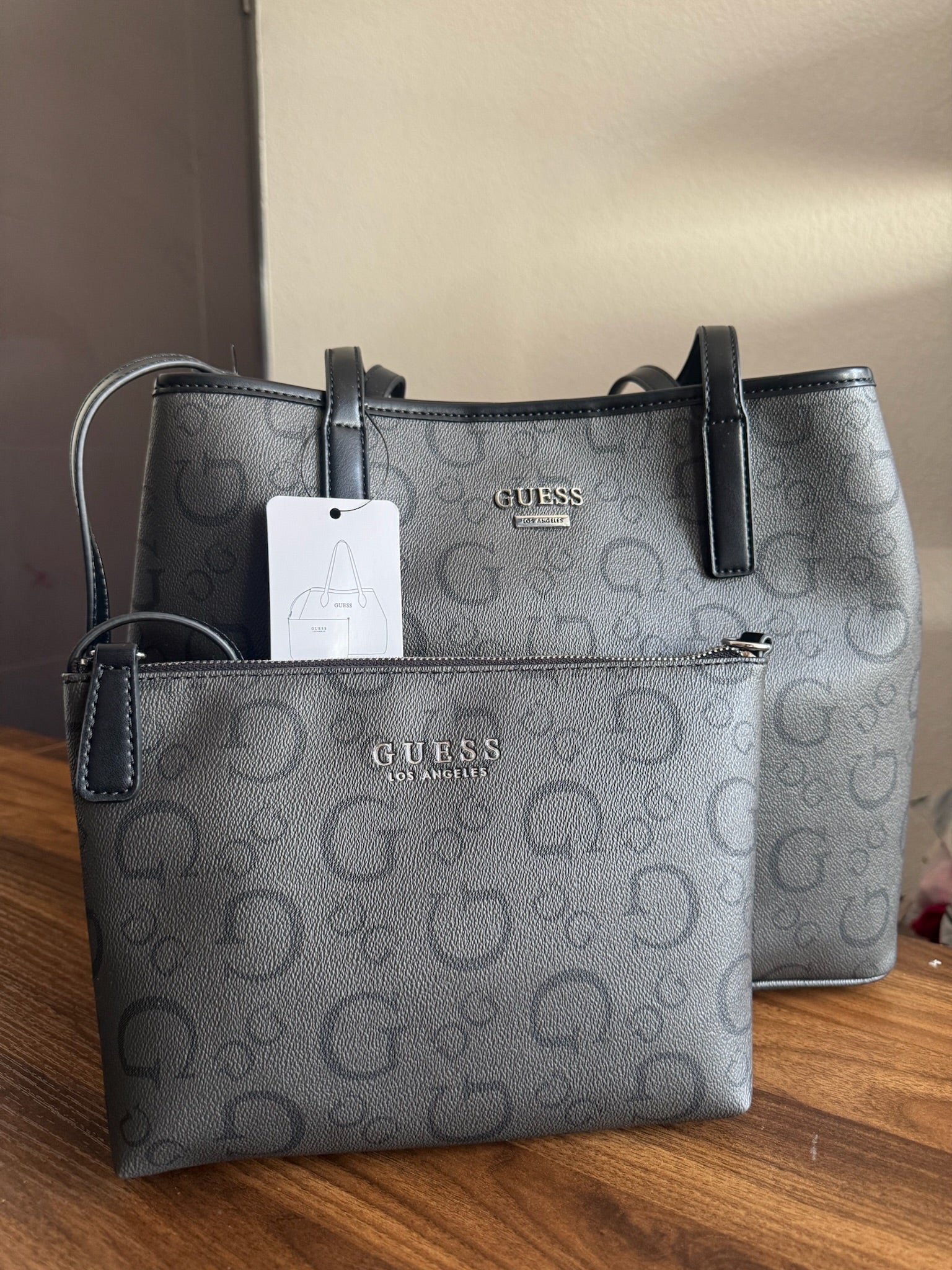 Bolsa Negra Guess con Cartera Pequeña