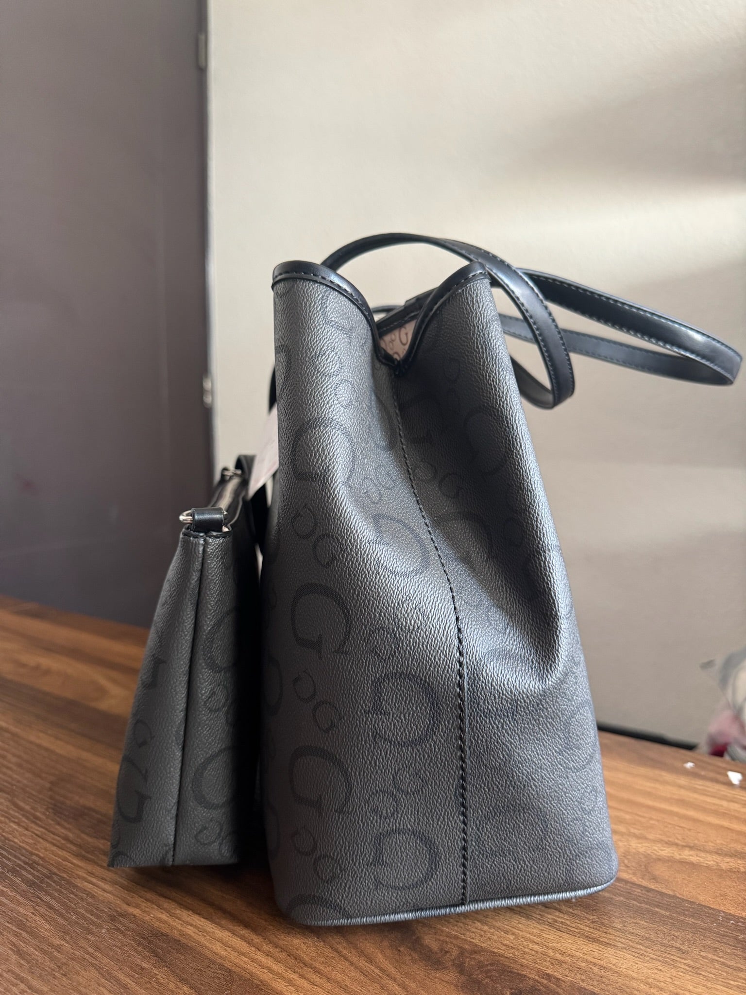 Bolsa Negra Guess con Cartera Pequeña