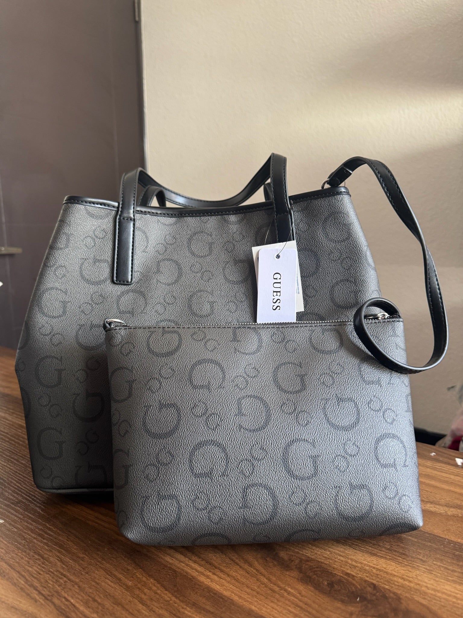 Bolsa Negra Guess con Cartera Pequeña
