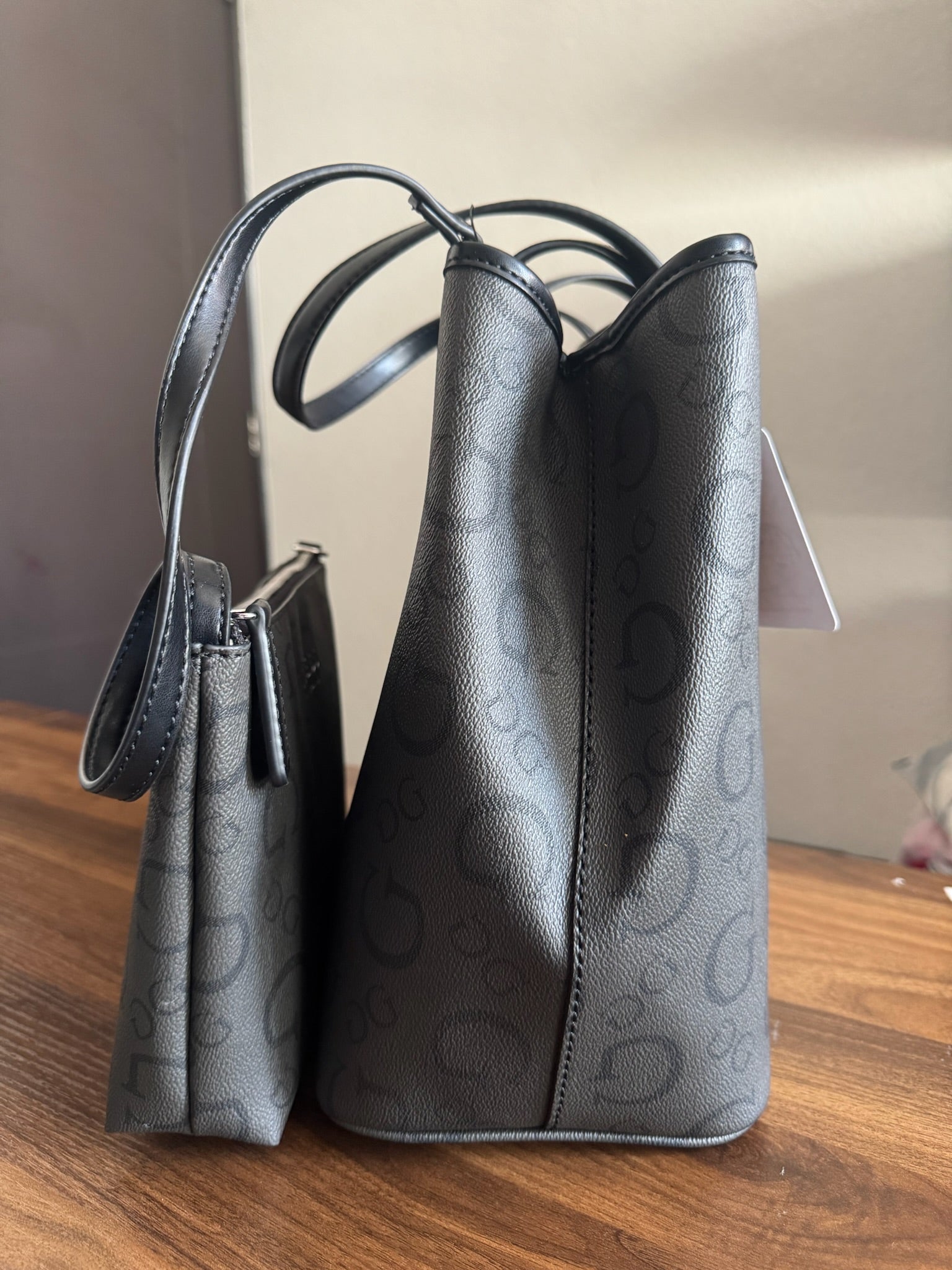 Bolsa Negra Guess con Cartera Pequeña