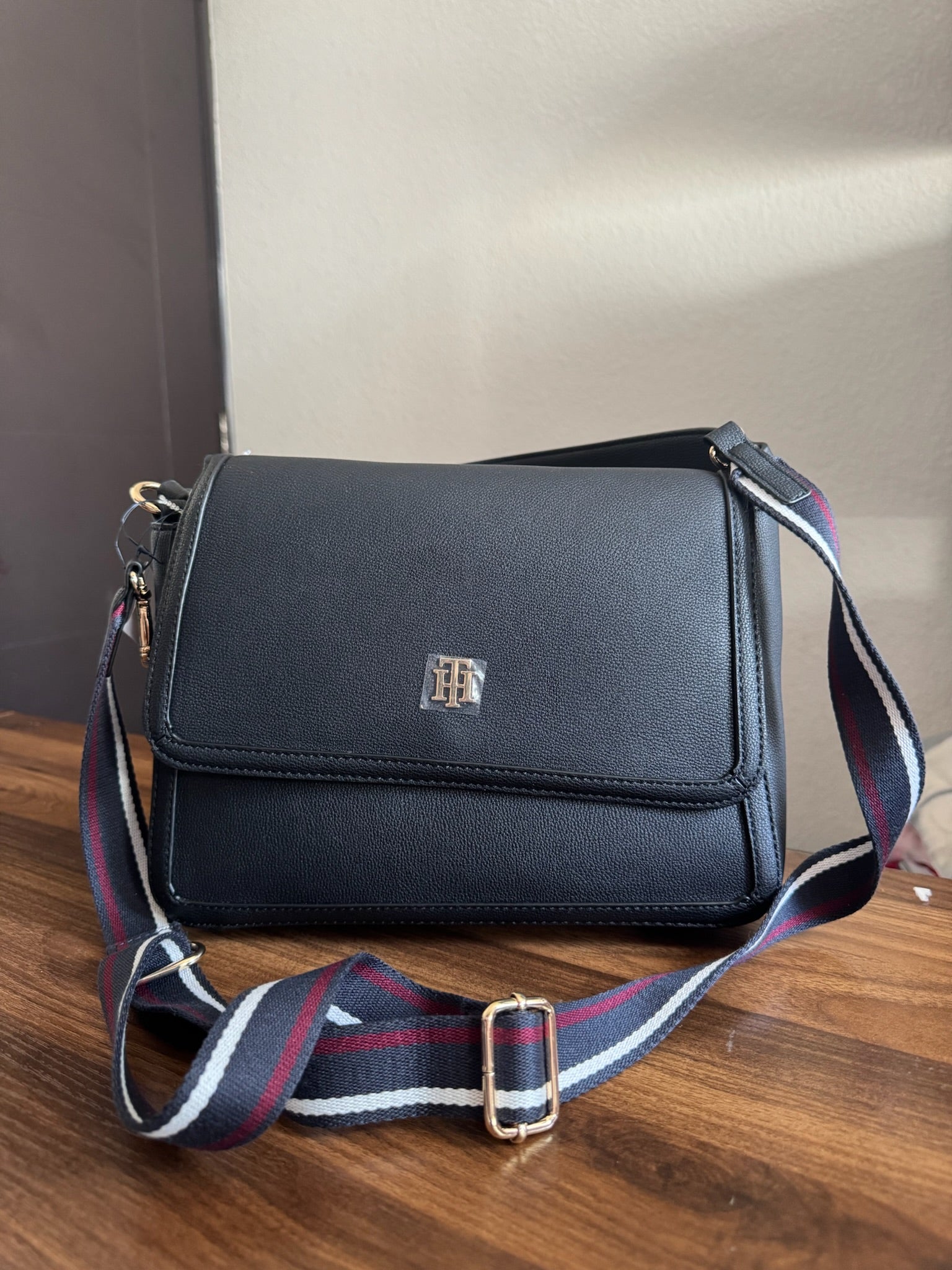Bolsa Crossbody Negra Tommy Hilfiger Signature Strap