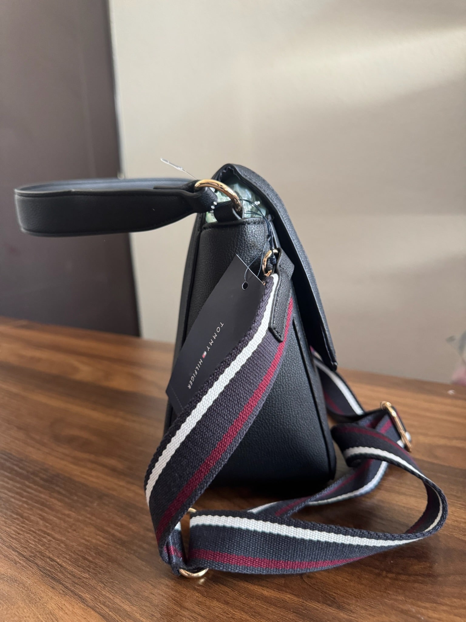 Bolsa Crossbody Negra Tommy Hilfiger Signature Strap