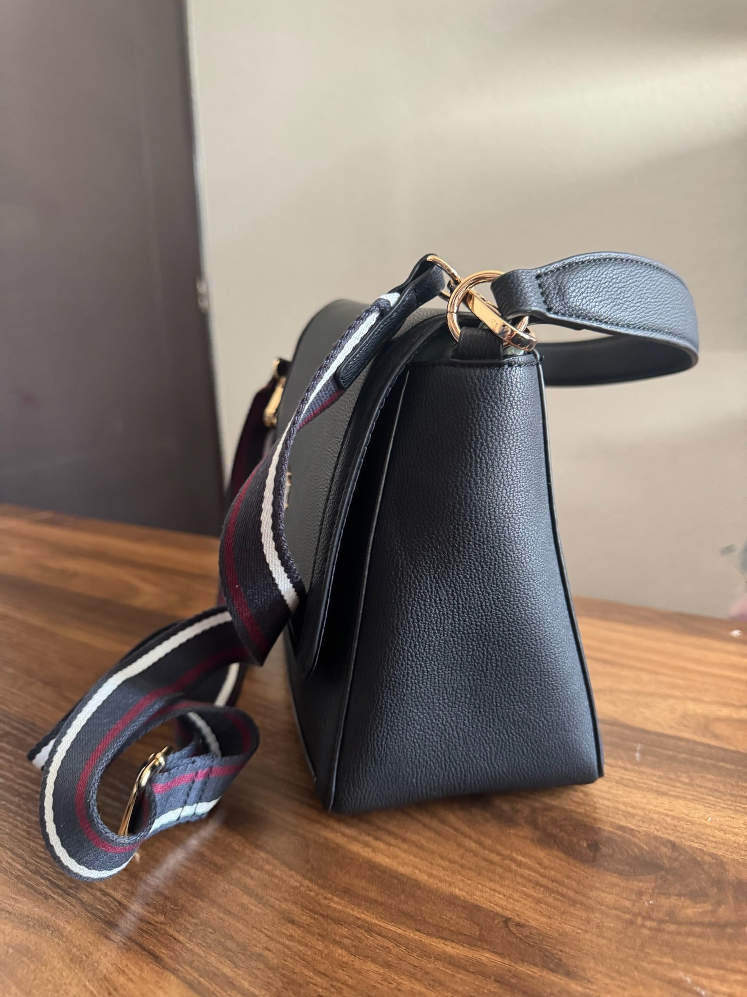 Bolsa Crossbody Negra Tommy Hilfiger Signature Strap