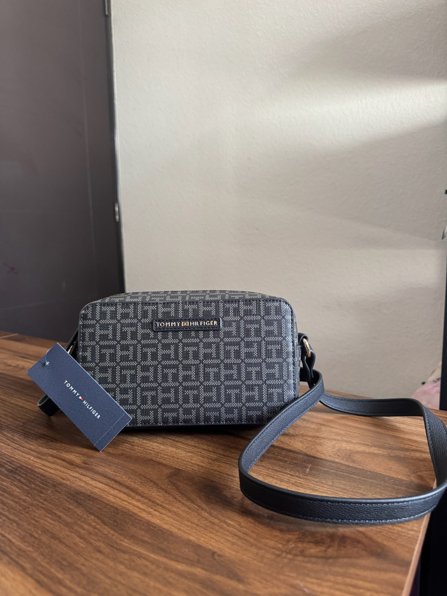 Bolsa Crossbody Negra Tommy Hilfiger Monogram Chic