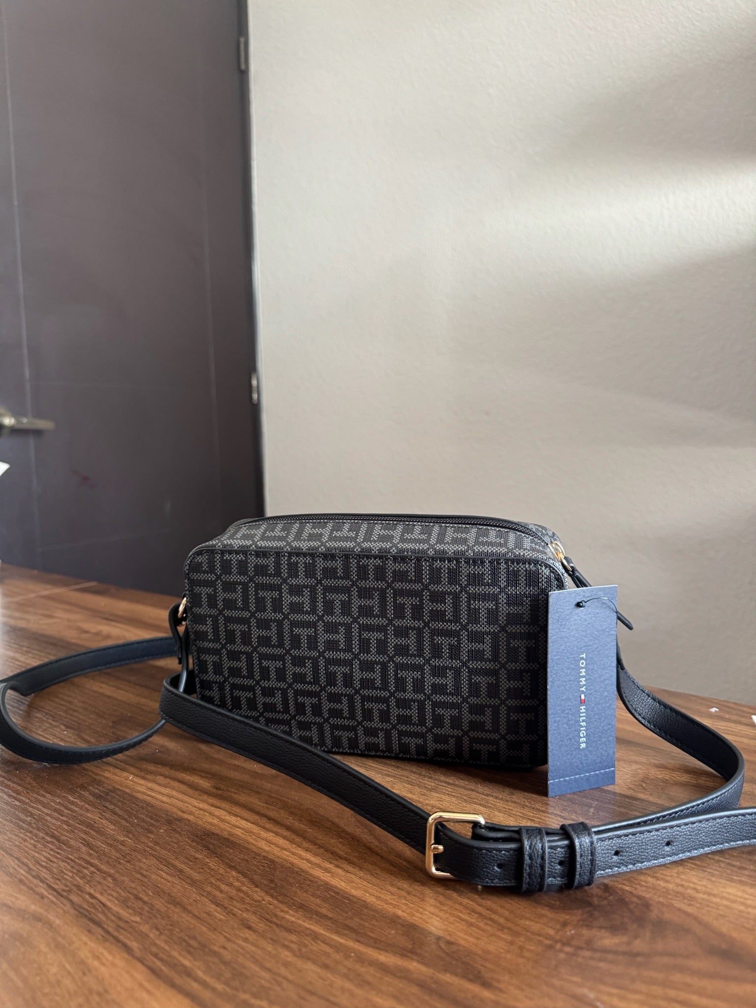 Bolsa Crossbody Negra Tommy Hilfiger Monogram Chic