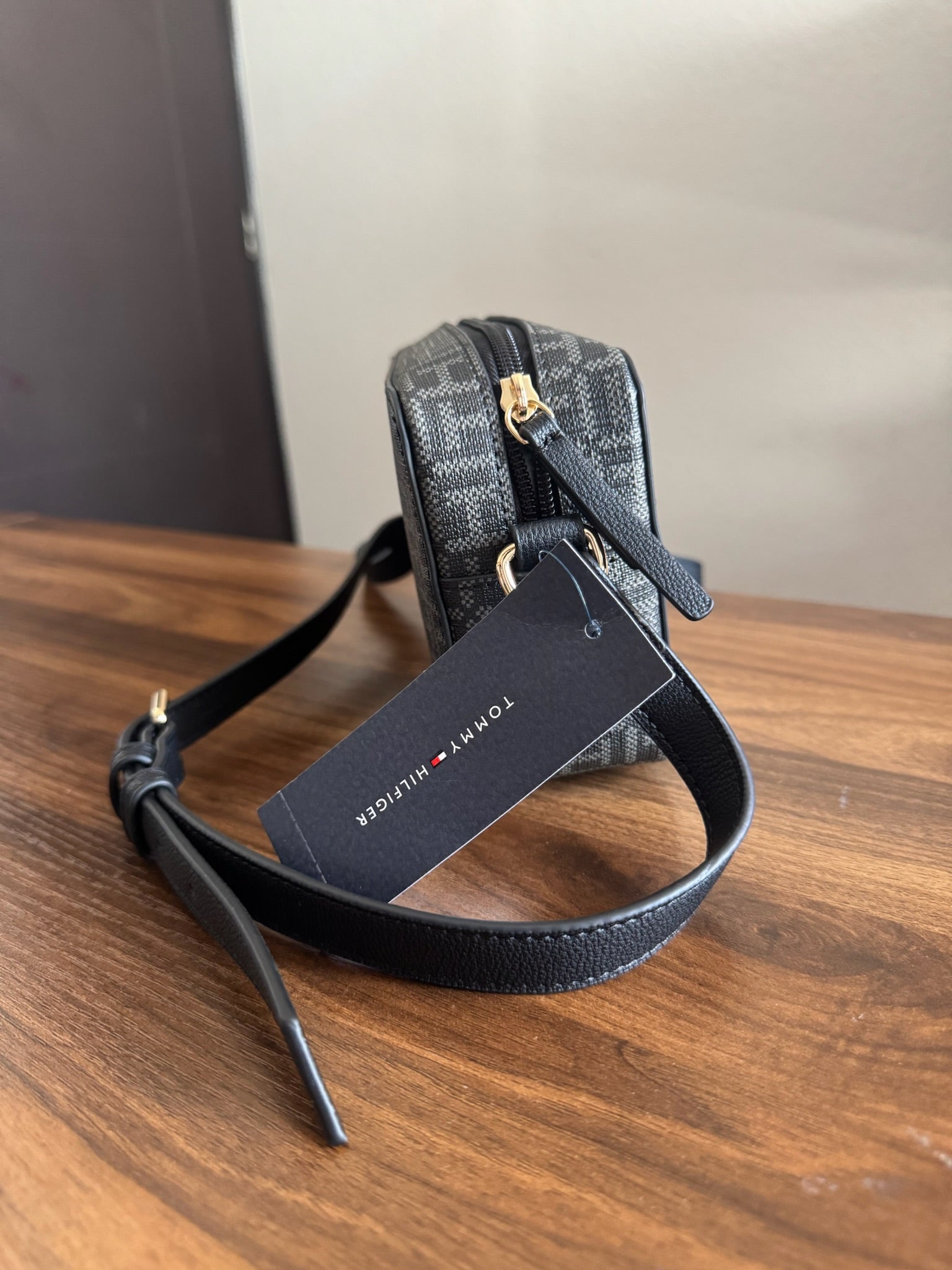 Bolsa Crossbody Negra Tommy Hilfiger Monogram Chic