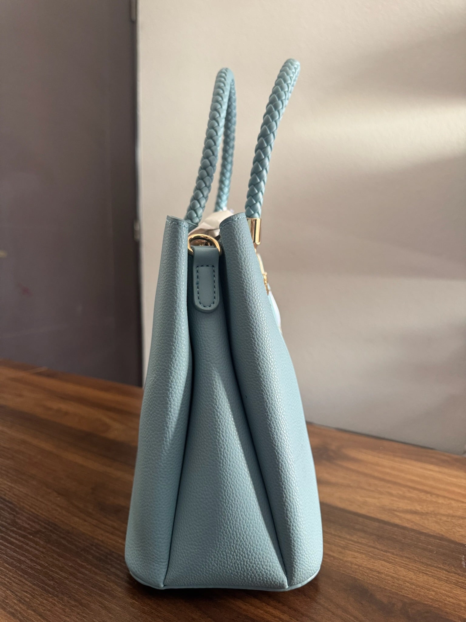 Bolsa Celeste con Detalles Dorados LaTerre