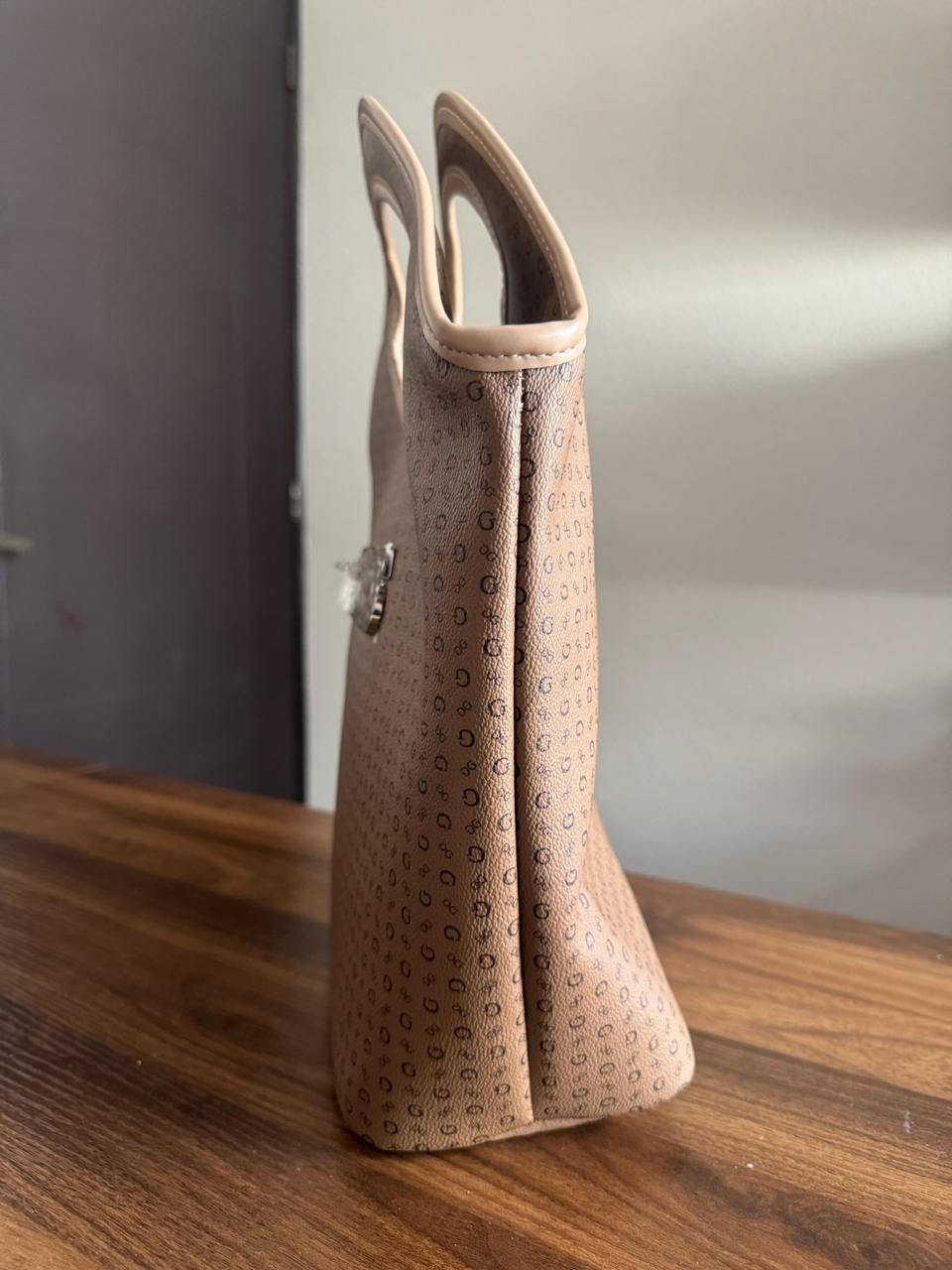 Bolsa Tipo Lonchera Café Guess Signature