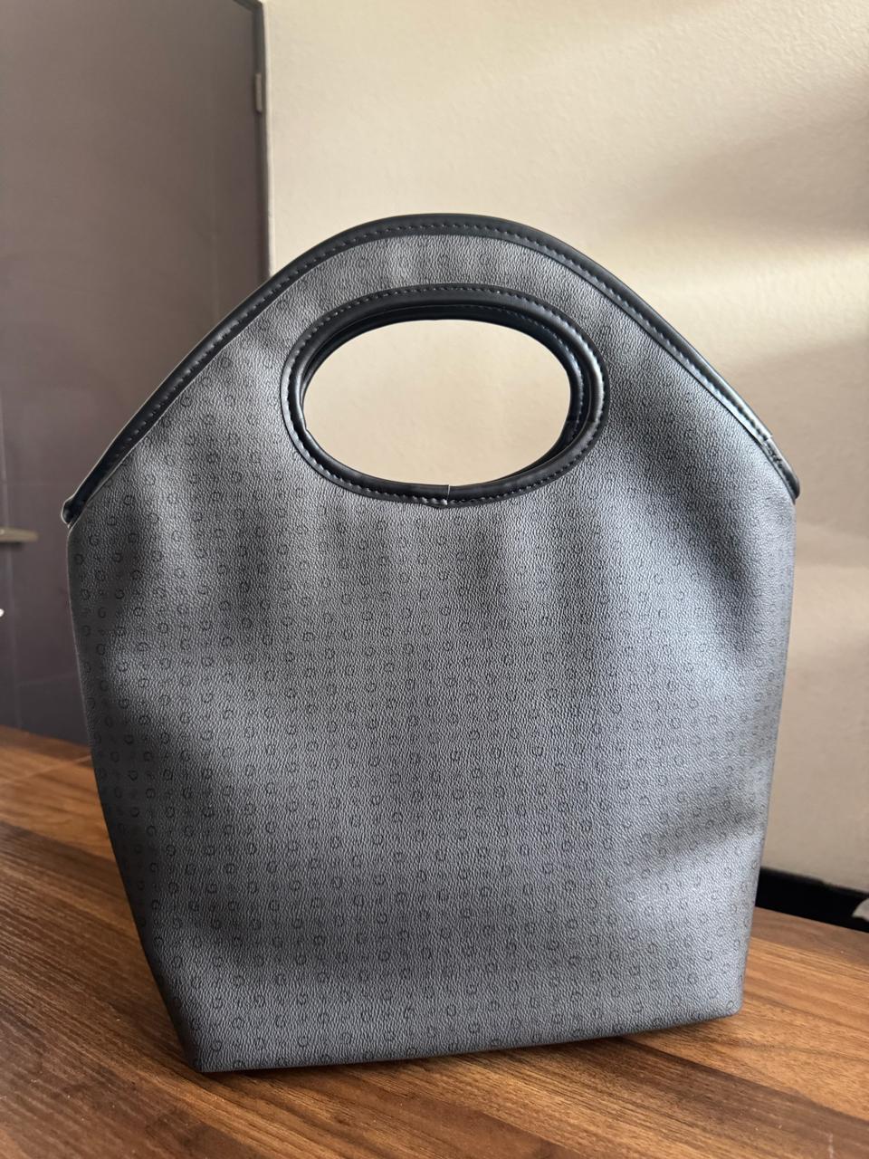 Bolsa Tipo Lonchera Negra Guess Urban Chic