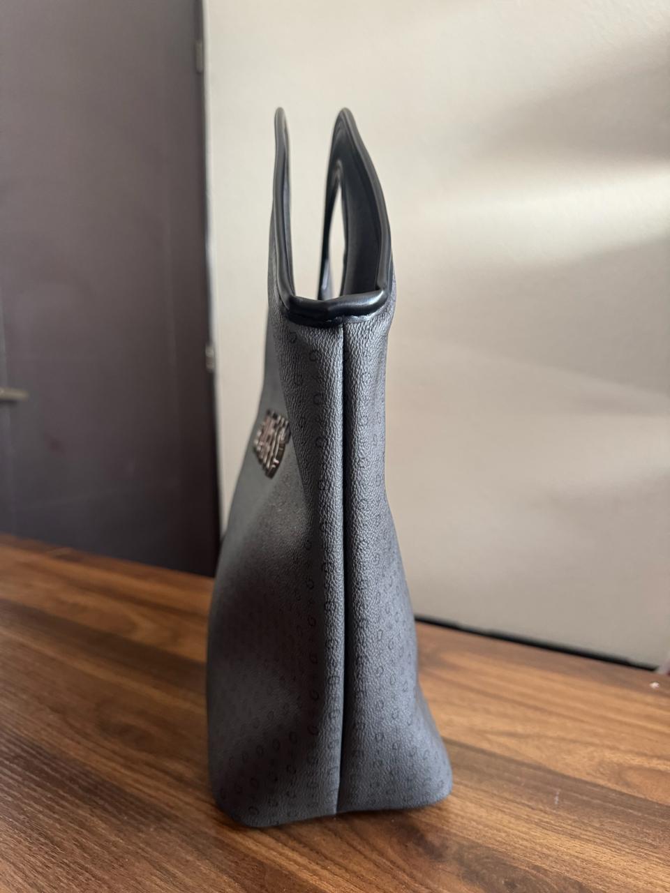 Bolsa Tipo Lonchera Negra Guess Urban Chic